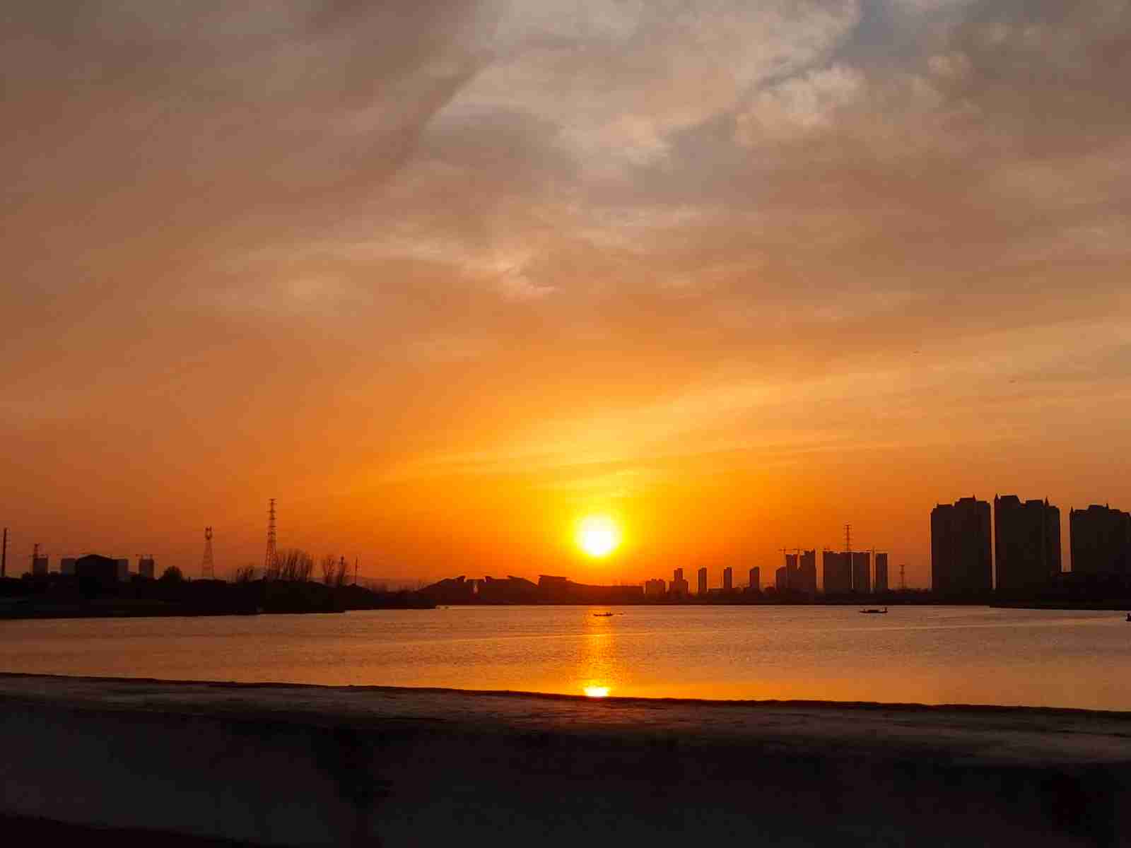 湖边夕阳.jpg